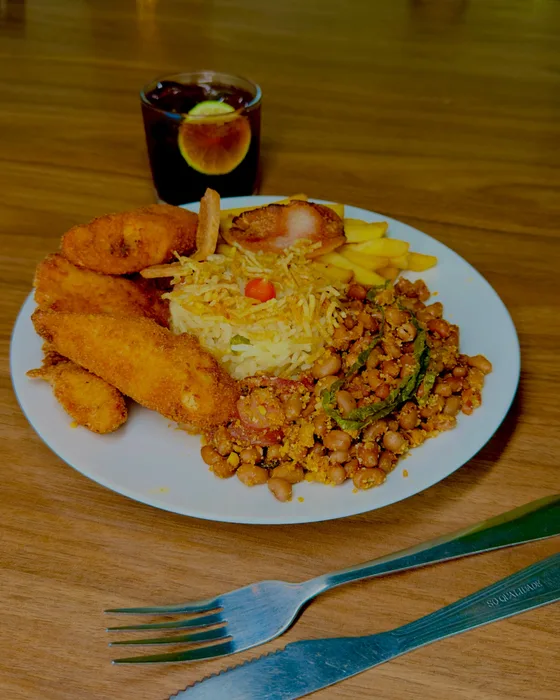 Prato de frango empanado com arroz